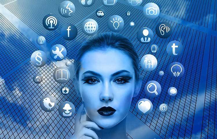 ফোন থেকে দূরে থাকুন। ঘুমের সবচেয়ে ব্যাঘাত ঘটায় বৈদ্যুতিন সরঞ্জাম। তাই ঘুমতে যাওয়ার আগে পর্যন্ত গ্রুপ চ্যাট, হোয়াটসঅ্যাপ, ফেসবুক ঘাঁটা থেকে বিরত থাকুন। সময়ে ঘুম না আসার নানা কারণের মধ্যে এর প্রভাবই সবচেয়ে ভয়ঙ্কর বলে মত চিকিৎসকদের।