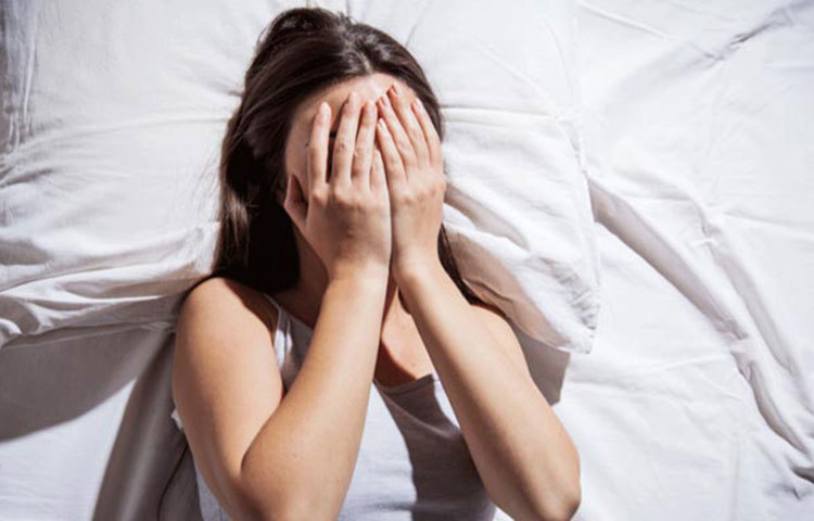 দুঃস্বপ্ন দেখা : অনেকেই আছেন যারা ঘুমের মধ্যে প্রায়ই দুঃস্বপ্ন দেখেন। এটি যে এক ধরনের রোগ তা জানেনই না অনেকেই! কিন্তু আসলেই ঘুমের মধ্যে দুঃস্বপ্ন দেখাও একটি ব্যাধি। মানসিক চাপ, অতিরিক্ত পরিশ্রম, অনিদ্রা বা না ঘুমানোর কারণে দুঃস্বপ্ন দেখেন অনেকেই।