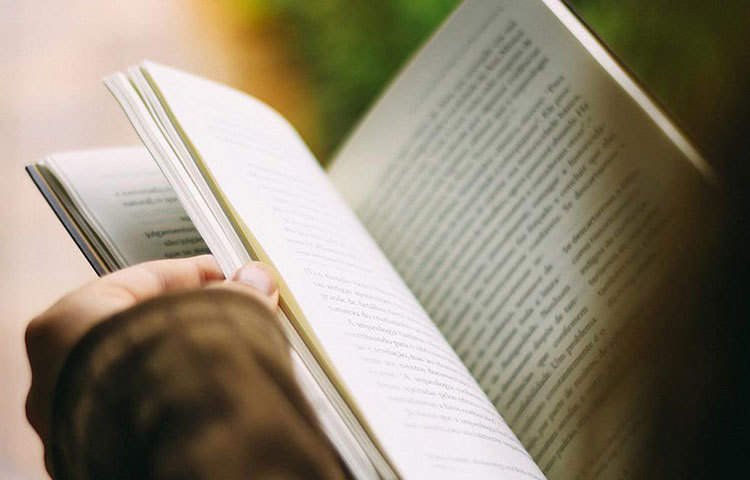 অনেকেরই অভ্যাস থাকে ঘুমনোর সময় বই পড়ার। কিন্তু চিকিৎসা বিজ্ঞান বলছে, এড়িয়ে চলা উচিত সেটাও। ঘুমের আগে দীর্ঘক্ষণ বইয়ে মুখ গুঁজে থাকলে চাপ পড়ে চোখে। মস্তিষ্কও সচল থাকে একটু বেশিই। কাজেই ঘুম আসতে দেরি হয়।