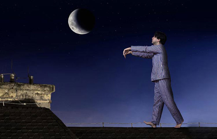 প্যারাসমনিয়া : প্যারাসমনিয়া এক প্রকার ঘুম সম্পর্কিত ব্যাধি যা মানুষকে ঘুমের মধ্যে অস্বাভাবিক কাজ করতে বাধ্য করে। এই রোগের কারণে অনেক রকমের অপরাধ পর্যন্ত করে ফেলতে পারে মানুষ। আজ পর্যন্ত এই রোগের কারণ অনেক অপরাধ সংঘটিত হয়েছে। ঘুমের মধ্যে গাড়ি চালানো, অপরিচিত কারও বাড়ি ঢুকে পড়া এমনকি হত্যার মতো গুরুতর অপরাধের সঙ্গেও অনেকে জড়িয়ে পড়েছেন প্যারাসমনিয়ার ফলে। অতিরিক্ত মানসিক চাপ, অনিদ্রার, বিশ্রামের অনিয়ম মারাত্মক পর্যায়ে চলে গেলে এই ব্যাধি শরীরে বাসা বাঁধতে পারে