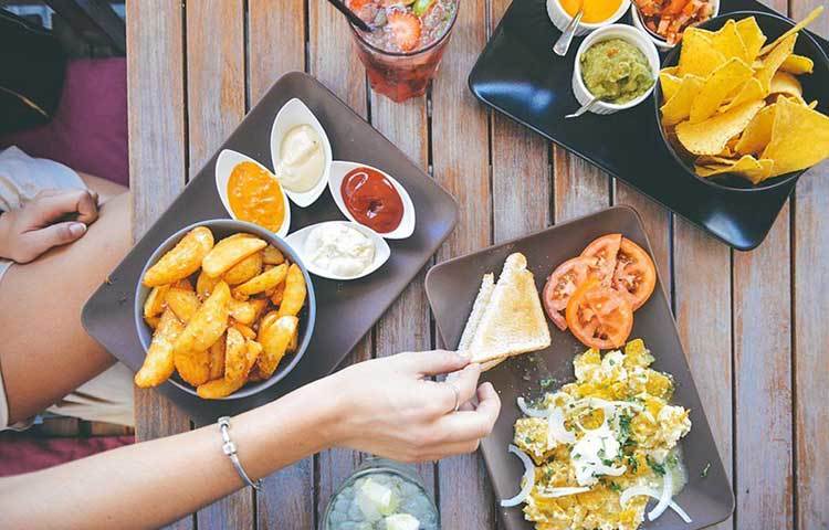 ঘুমাতে যাওয়ার দু’ঘণ্টা আগে সারুন রাতের খাওয়া। চার ঘণ্টা আগেই নিয়ে নিন সে দিনের শেষ কফি বা চা। এই দুই নিয়মে অভ্যস্ত হতে পারলে ঘুম আসবে সহজেই। কফি বা চা আমাদের শরীরের সেন্ট্রাল নার্ভাস সিস্টেমকে উত্তেজিত করে। এছাড়া রাতে শরীরের পরিপাক পদ্ধতি ধীর গতিতে চলে। তাই ঘুমানোর মুখে এড়িয়ে চলুন এসব।