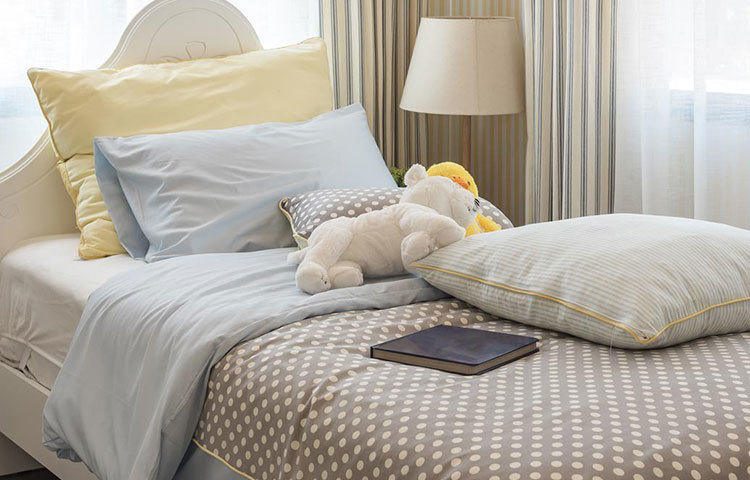 তোষক ও বিছানাও কিন্তু ঘুমে ব্যাঘাত ঘটানোর অন্যতম কারণ। খেয়াল রাখুন, সেসবের গুণগত মান যেন উন্নত হয়। ভাল কোম্পানির আরামদায়ক তোষকে শরীরে রক্ত সঞ্চালন ভাল ভাবে হয়। স্নায়ু ও পেশীরা আরাম পায়। ঘুম আসে নিমেষে।