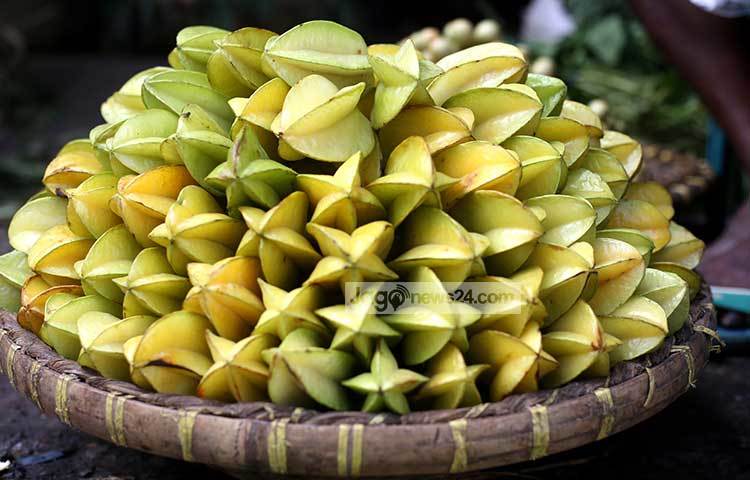 এই সময়ে বাজারে কামরাঙা প্রচুর পাওয়া যায়। ছবি : মাহবুব আলম