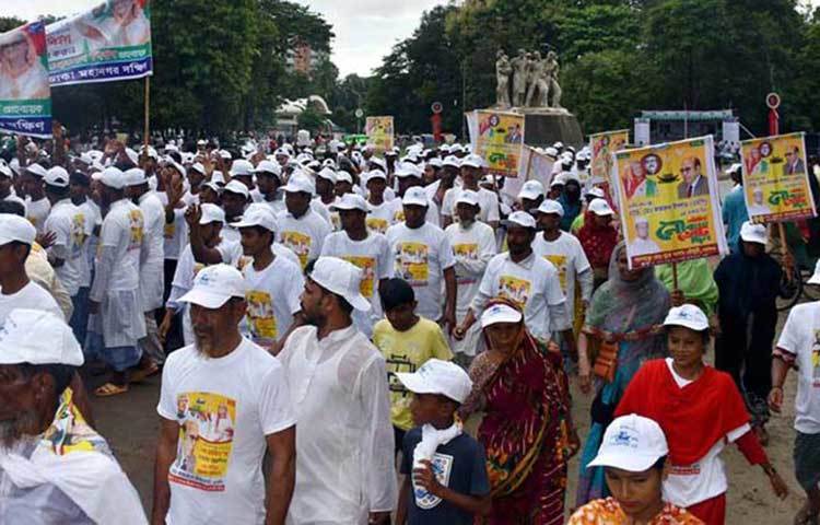দলে দলে ব্যানার-ফেস্টুন ও মিছিলের পাশাপাশি ঢাকঢোল বাজিয়ে গণসংবর্ধনা স্থলের দিকে এগিয়ে চলছেন। স্লোগানে স্লোগানে মুখরিত পুরো প্রাঙ্গণ। ছবি : বিপ্লব দিক্ষিৎ