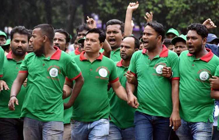 বেলা বাড়ার সঙ্গে সঙ্গে জনস্রোতও বাড়তে থাকে। আজ (শনিবার) বিকেল ৩টায় সমাবেশ শুরু হওয়ার কথা থাকলেও সকাল থেকেই আনাগোনা নেতাকর্মীদের। আওয়ামী লীগ নেতারা আশা করছেন তিন লক্ষাধিক লোকের সমাবেশ ঘটবে এ গণসংবর্ধনায়। ছবি : বিপ্লব দিক্ষিৎ