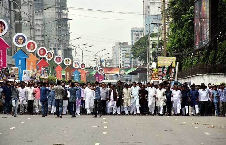 মিছিলসহকারে সংবর্ধনা স্থলে যাচ্ছে নেতা-কর্মীরা। ছবি : বিপ্লব দিক্ষিৎ