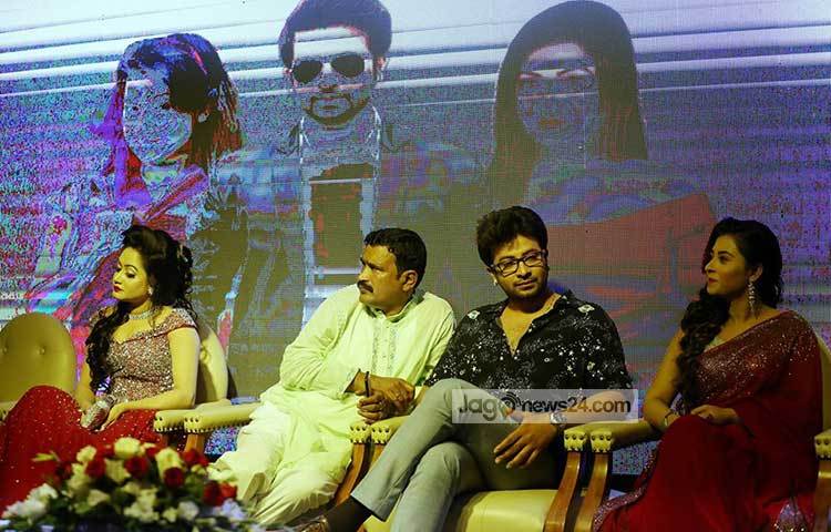 মহরত অনুষ্ঠানে বসে আছেন শাকিব-বুবলীসহ অন্যান্যরা। ছবি : মাহবুব আলম