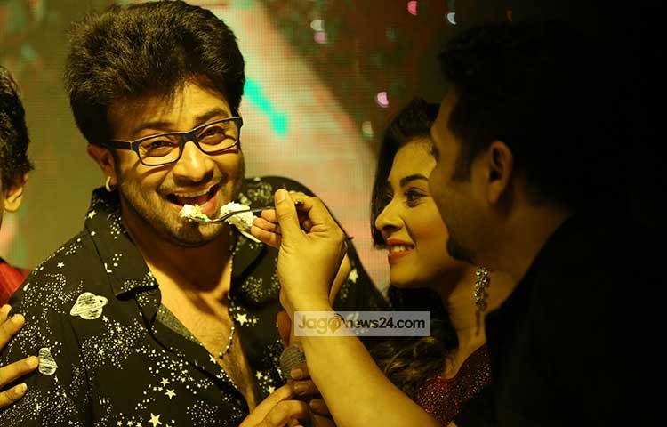 মহরত অনুষ্ঠানে শাকিবকে কেক খাইয়ে দেয়া হচ্ছে। ছবি : মাহবুব আলম