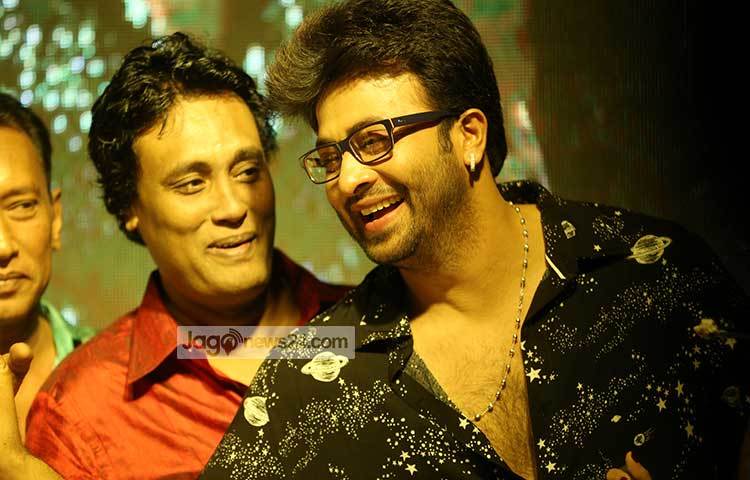 মহরত অনুষ্ঠানে হাস্যোজ্জ্বল শাবিক খান। ছবিটি নিয়ে তিনি খান বলেন, ‘আজ অনেক আনন্দের দিন। আমার একটি সিনেমার মহরত। আমাকে অনেকেই বলেছেন এইটা সিনেমার কি ধরনের নাম। পরিচালক শাহীন ভাই যখন আমাকে সিনেমাটির নাম বলেছেন আমার অনেক ভালো লেগেছিল।’ ছবি : মাহবুব আলম