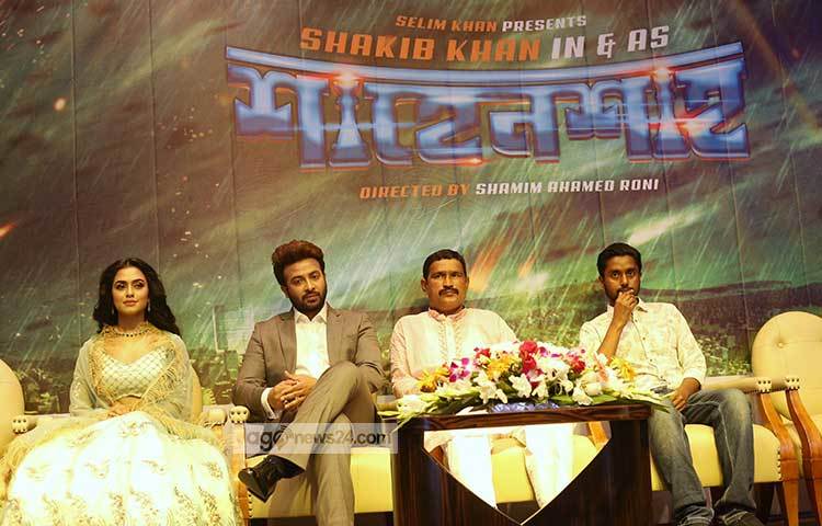 মহরত অনুষ্ঠানে নুসরাত ফারিয়া, শাকিব খান। তাদের সঙ্গে আছেন ছবির প্রজোযক সেলিম খান ও পরিচালক শামীম আহমেদ রনি। ছবি : মাহবুব আলম