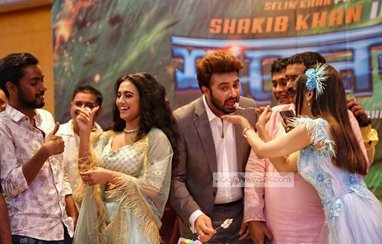 মহরত অনুষ্ঠানে কেক খাওয়ানো পর্ব। ছবি : মাহবুব আলম