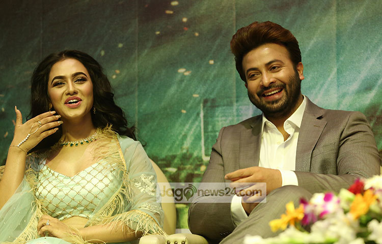 মহরত অনুষ্ঠানে হাস্যোজ্জ্বল নুসরাত ফারিয়া ও শাকিব খান। ছবি : মাহবুব আলম