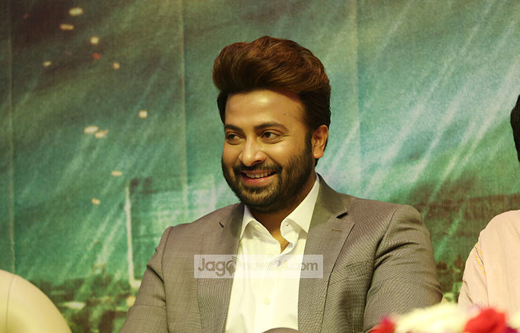 মহরত অনুষ্ঠানে হাস্যোজ্জল শাকিব। জানা গেছে, আগামী সপ্তাহেই কক্সবাজারে শুরু হবে ‘শাহেনশাহ’ ছবির শুটিং। ছবি : মাহবুব আলম