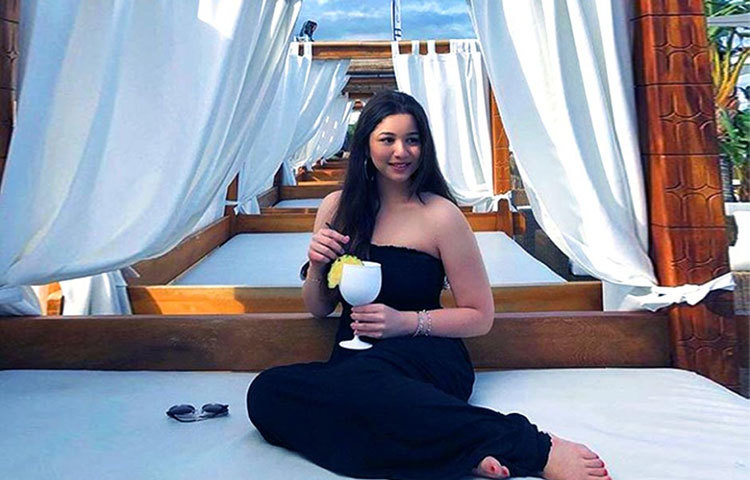 নিজের মত করে এগিয়ে যাচ্ছেন সারা।