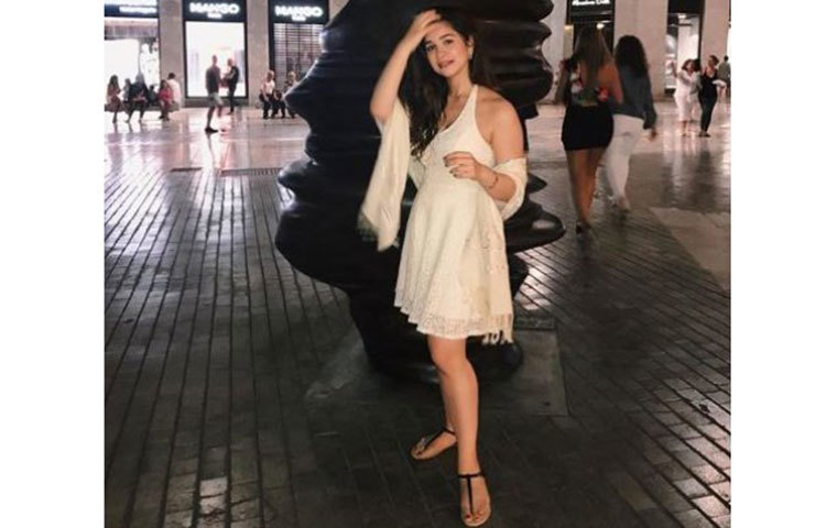 ফটোসেশনে শচীন কন্যা সারা।