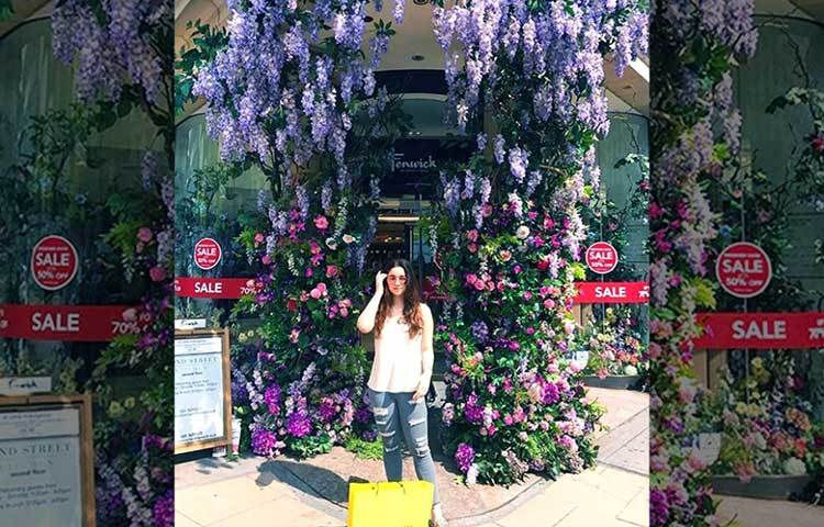 এক বাঙালি যুবকের কাছ থেকে প্রেমের প্রস্তাবও পেয়েছেন তিনি।