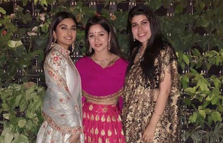 বান্ধবীদের সঙ্গে সারা। অনেকে বলছেন, রূপে রঙে তিনি বলিউড তারকাদেরও হার মানিয়েছেন।