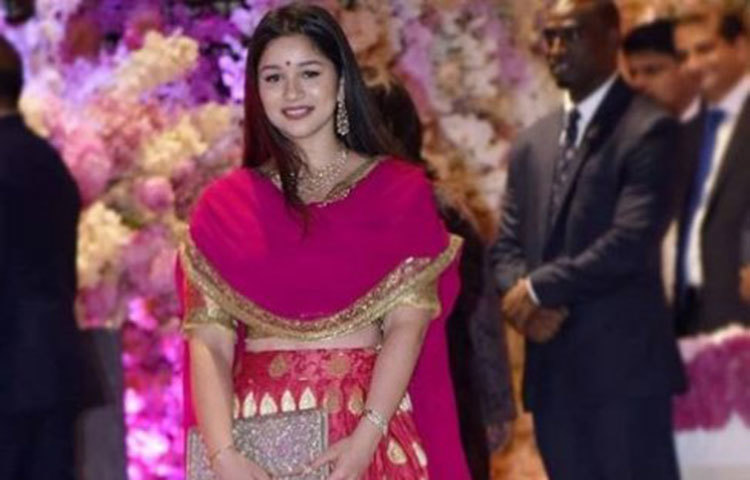 সারা স্টাইল সেন্সের জন্য মাঝে মধ্যেই বেশ দৃষ্টিকাড়েন শচীন কন্যা।