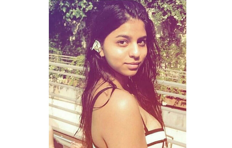 মুম্বাইয়ের একাধিক পরিচালকই শাহরুখ খানের মেয়ে সুহানাকে কাস্ট করতে চাইছেন নিজেদের সিনেমায়।