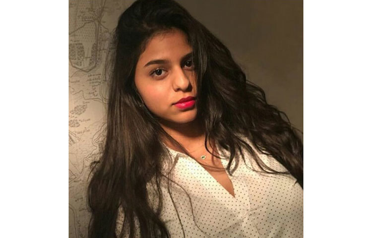 পরিচালক করণ জহর সুহানা খানকে নিজের প্রোডাকশনে অভিষেক করাতে চাইছেন।