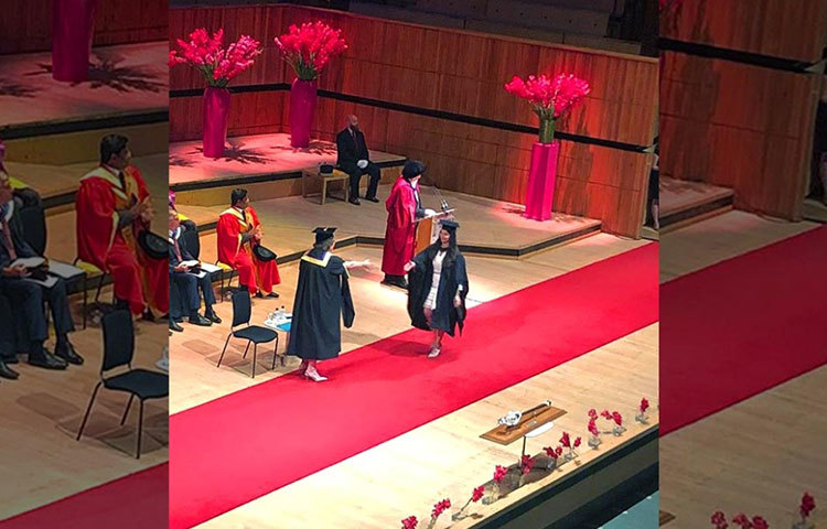 সারা তার সোশ্যাল মিডিয়ায় ফলোয়ার সংখ্যা লজ্জা দেবে যে কোনো প্রতিষ্ঠিত সেলেবকেও। ইনস্টাগ্রামেই তার ফলোয়ার ২ লাখ ছাড়িয়েছে।