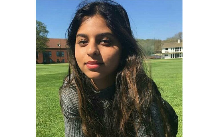 করণ নন, শাহরুখ, গৌরী চাইছেন বলিউডের অন্য কোনও পরিচালকের সিনেমা দিয়েই যাত্রা শুরু করুক তাদের মেয়ে।