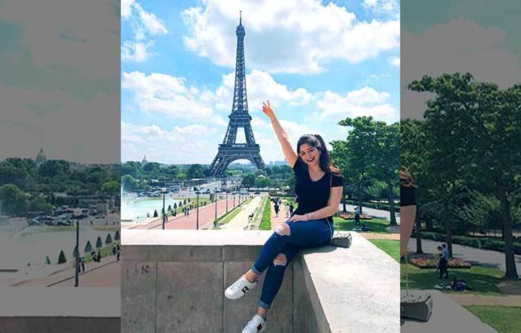 তারকা খ্যাতিতে সারা ইতিমধ্যেই নতুন প্রজন্মের সেলেব যেমন জাহ্নবী কাপুর, সারা আলি খান, অনন্যা পান্ডেদের রীতিমতো চ্যালেঞ্জ জানাতে পারেন।