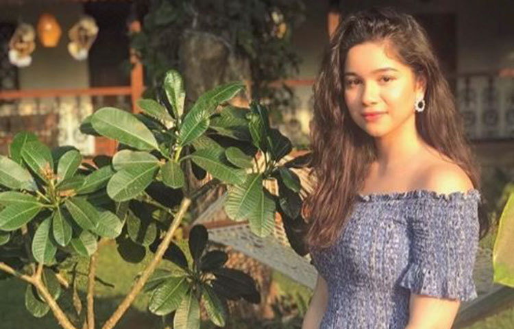 কখনও জাম্প স্যুট, কখনওবা অফ শোল্ডার ড্রেসে সারার লুক যেন যেকোনও বলিউড তারকাকেও হার মানাবে।