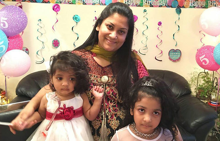 দুই মেয়ে রাবিয়াহ আলম আরিশা আলমের সঙ্গে শ্রাবন্তী। এই সুখের সংসারের মাঝে ভাঙনের সুর বেজে উঠেছে।