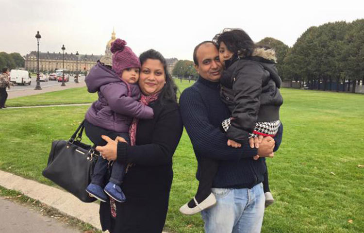 বিদেশ ভ্রমণে শ্রাবন্তী-খোরশেদ। সঙ্গে দুই কন্যা।