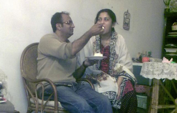 স্বামী খোরশেদ আলম শ্রাবন্তী কেক খাইয়ে দিচ্ছেন। মধুর এই দিনগুলো হয়তো স্মৃতি হয়ে থাকবে।