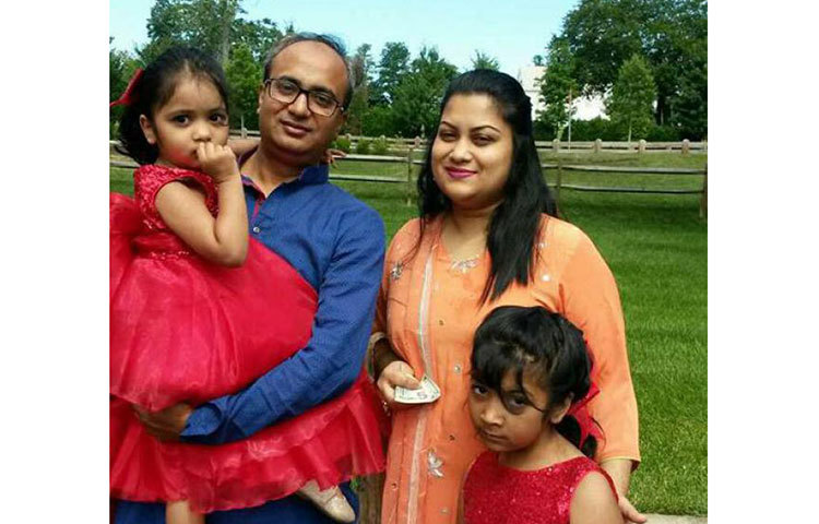 দুই মেয়েকে নিয়ে ঘুরতে বেড়িয়েছেন শ্রাবন্তী ও খোরশেদ আলম।