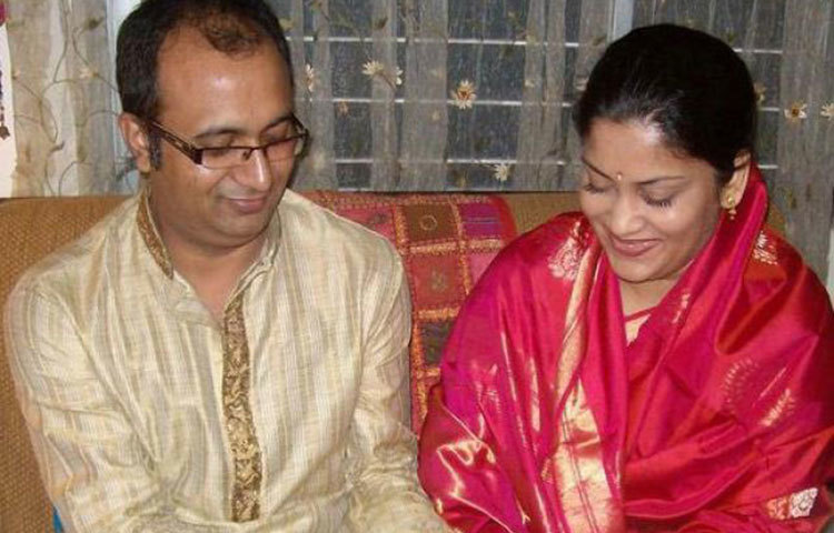 বিয়ের অনুষ্ঠানে শ্রাবন্তীকে হাতে আংটি হাতে পরিয়ে দিচ্ছেন।