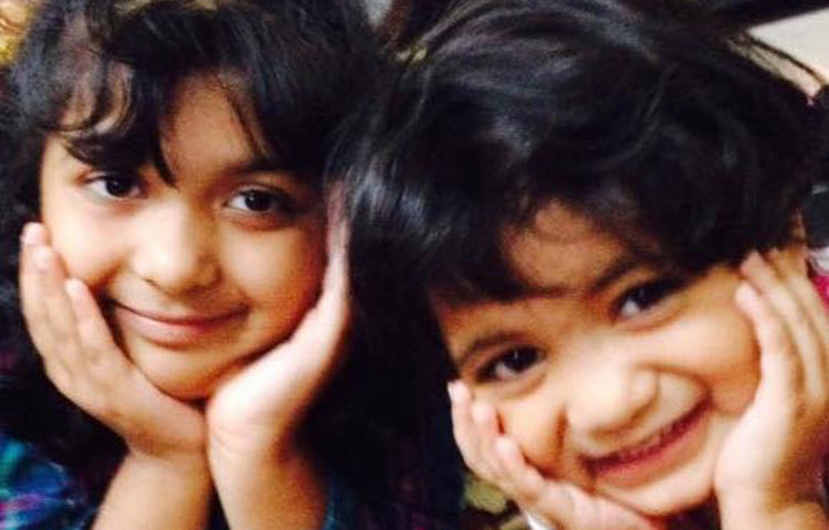 মিষ্টি হাসিতে ক্যামেরা বন্দি হয়েছে রাবিয়াহ আলম ও আরিশা আলম।