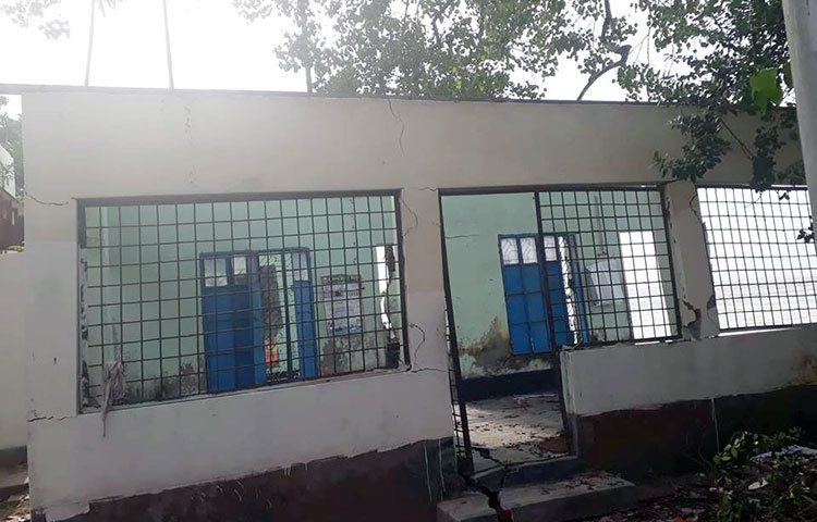 এই বাড়িটির পেছনের অংশ পদ্মার বুকে বিলীন হয়েছে। কিছুক্ষণ পর দেখা যাবে এখানে পদ্মার উত্তাল ঢেউ। মানুষের ঘর-বাড়ি এখানে ছিল তা মনেই হবে না। ছবি : মো. ছগির হোসেন