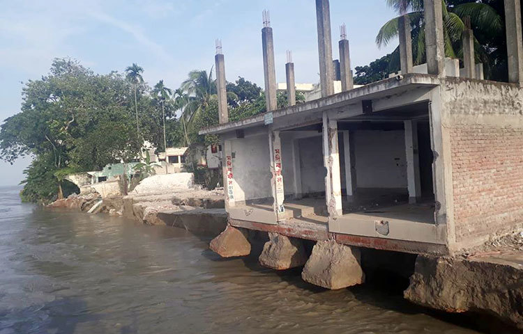 নড়িয়া উপজেলার পদ্মা পাড়ের মানুষের ঘর-বাড়ি এভাবেই ভেঙে যাচ্ছে। ছবি : মো. ছগির হোসেন