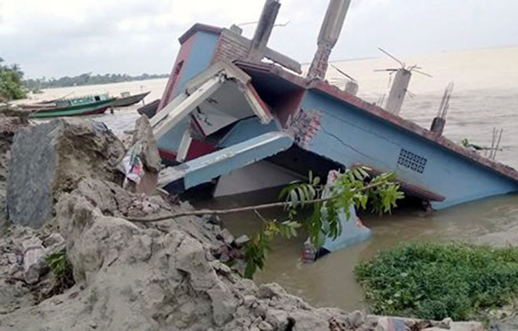 পদ্মার পেটে চলে যাচ্ছে এই বাড়িটি। ছবি : মো. ছগির হোসেন