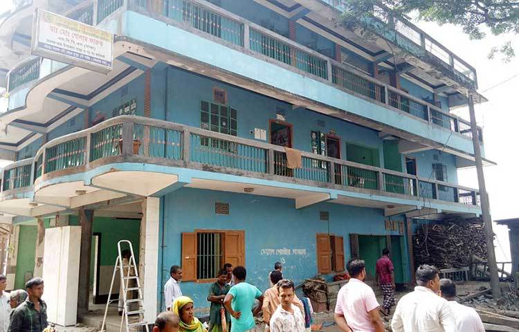 সুরম্য এই বাড়িটি পদ্মার বুকে বিলীন হওয়ার অপেক্ষায়। ছবি : মো. ছগির হোসেন