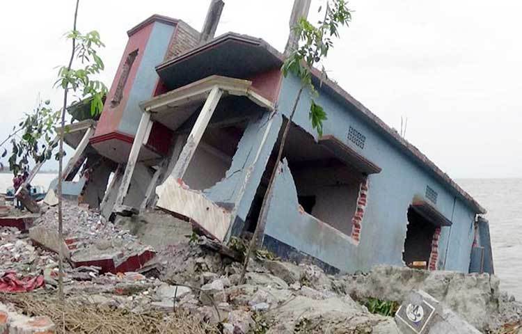 শরীয়তপুরের নড়িয়ায় গত দেড় মাসে কেদারপুর, মোক্তারের চর ইউনিয়ন ও নড়িয়া পৌরসভায় সাড়ে তিন হাজার ঘরবাড়ি ও ব্যবসা প্রতিষ্ঠান পদ্মা নদীর ভাঙনে নদী গর্ভে বিলীন হয়েছে। ছবি : মো. ছগির হোসেন