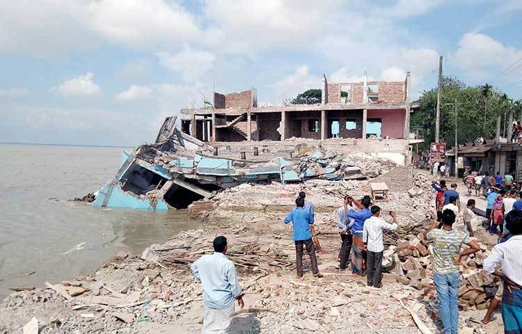 কষ্টে গড়া ঘর-বাড়ি চোখের সামনে বিলীন হয়ে যাচ্ছে। উপস্থিত মানুষের কিছুই করার নেই। ছবি : মো. ছগির