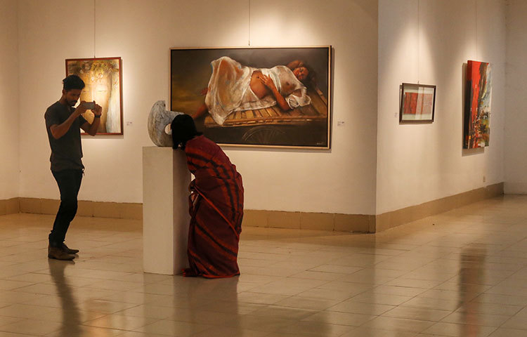 প্রদর্শনী দেখতে এসে ছবি তুলতে ব্যস্ত দর্শনার্থীরা। ছবি : মাহবুব আলম