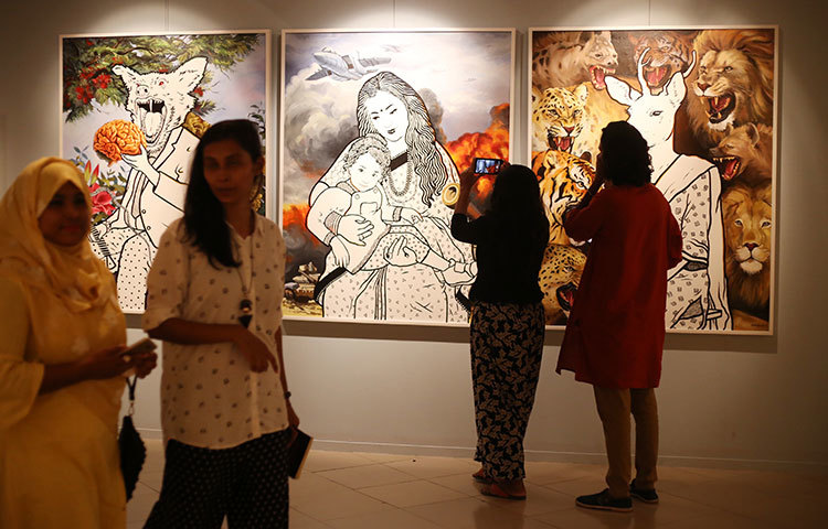 ৪৬৫ শিল্পীর ৫৮৩টি শিল্পকর্ম এই প্রদর্শনীতে প্রদর্শিত হচ্ছে। ছবি : মাহবুব আলম