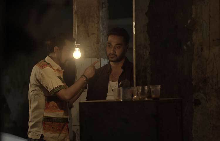 রাতের দৃশ্যে সজল ও ফারুক আহমেদ।