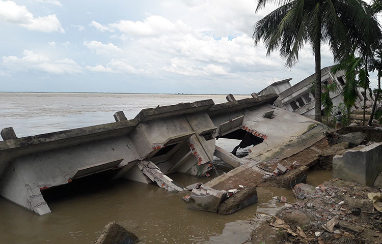 ভেঙে ভেঙে পদ্মার বুকে বিলীন হচ্ছে মানুষের কষ্টে গড়া দালান-কোঠা। এখনো থামছে না পদ্মার এই ভয়াল ভাঙন। ছবি : মো. ছগির হোসেন