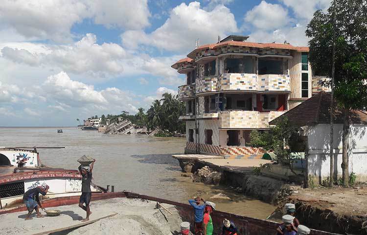 যেন ভাঙনের অপেক্ষায় দাঁড়িয়ে আছে ভবনটি। ছবি : মো. ছগির হোসেন