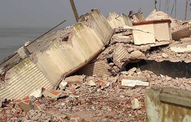 এভাবে নদী ভাঙনের ফলে নড়িয়ার অনেক মানুষ এখন নিঃস্ব। ছবি : মো. ছগির হোসেন