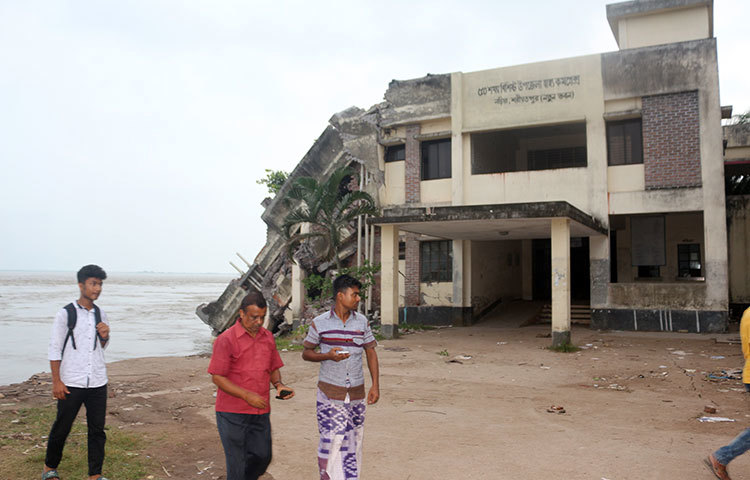 সোমবার রাতে নড়িয়া উপজেলা স্বাস্থ্য কমপ্লেক্সের নতুন ভবনটির অধিকাংশ নদীগর্ভে বিলীন হয়ে গেছে। ছবি : মো. ছগির হোসেন