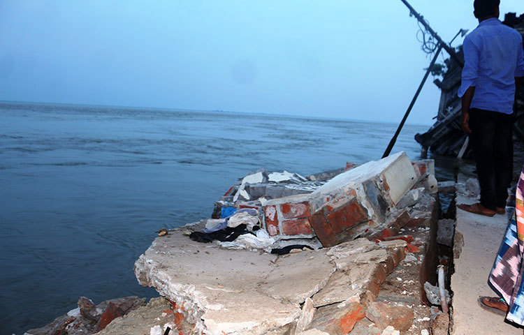এবছর পদ্মা ভয়ঙ্কর রূপ নিয়েছে। চোখের সামনে পদ্মার বুকে বিলীন হয়ে যাচ্ছে বড় বড় স্থাপনা। ছবি : মো. ছগির হোসেন