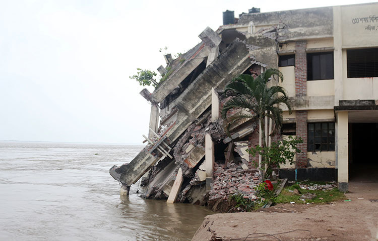 হাসপাতাল ক্যাম্পাসের একটি আবাসিক ভবনে জরুরী বিভাগ ও বর্হিবিভাগ চালু রাখা হলেও হাসপাতালে প্রবেশের সড়কটি বিলিন হয়ে যাওয়ায় ভয়ে কোনো রোগীরা চিকিৎসা নিতে আসছে না। ছবি : মো. ছগির হোসেন