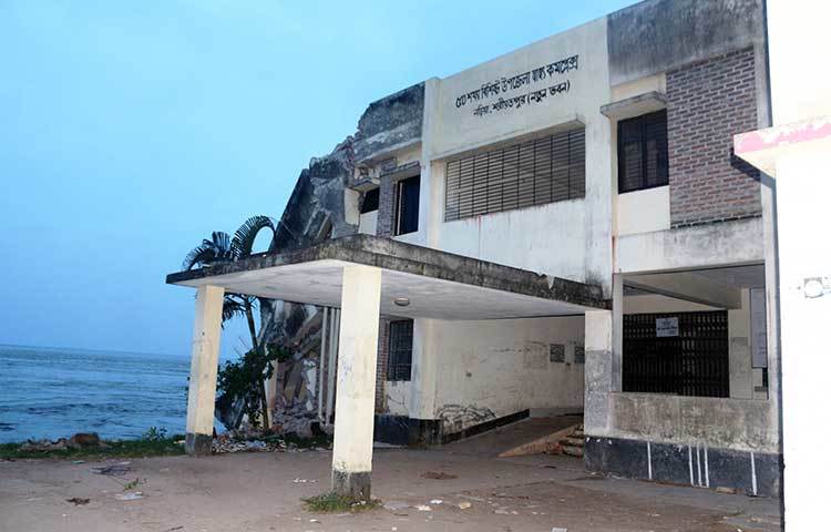 পদ্মার গর্ভে বিলীন হয়ে যাচ্ছে হাসপাতালটি। ছবি : মো. ছগির হোসেন